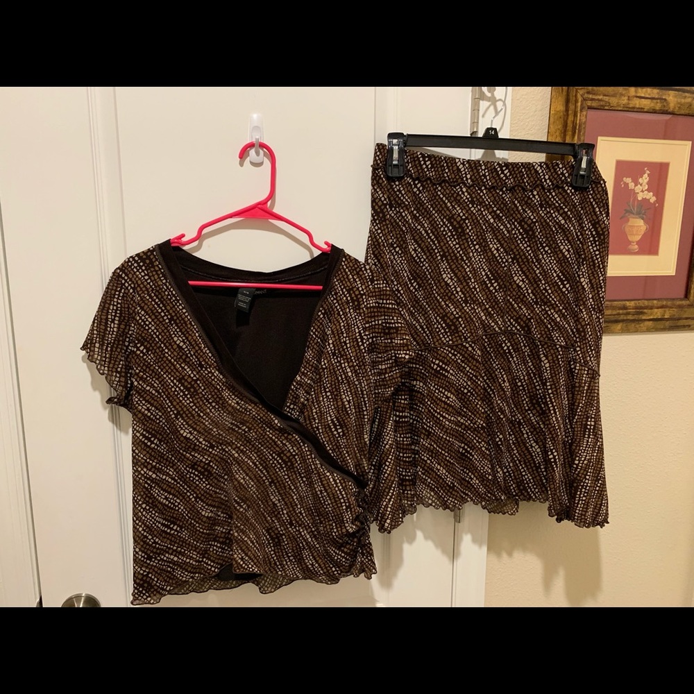 A cute skirt and blouse.
